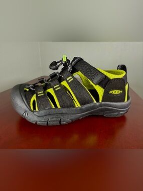 KEEN Kids Size 1 Black Lime Closed Toe Sandals